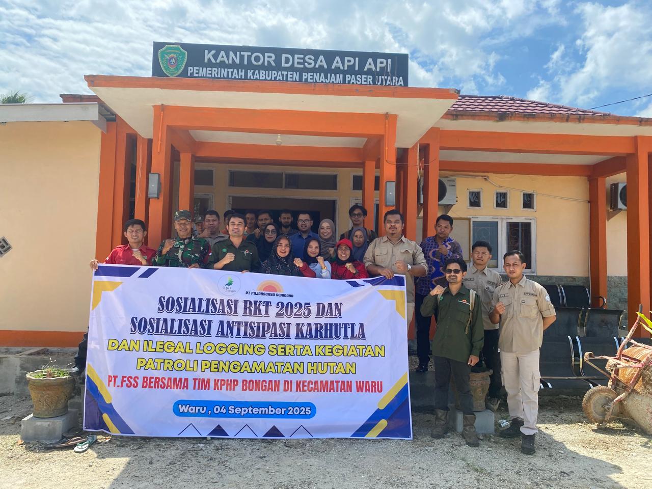 Perwakilan PT Fajar Surya Swadaya (FSS), KPHP Bongan, pemerintah desa, dan masyarakat berfoto bersama usai sosialisasi pencegahan karhutla serta illegal logging di Kantor Desa Api-api, Kecamatan Waru, Kamis (4/9/2025).
