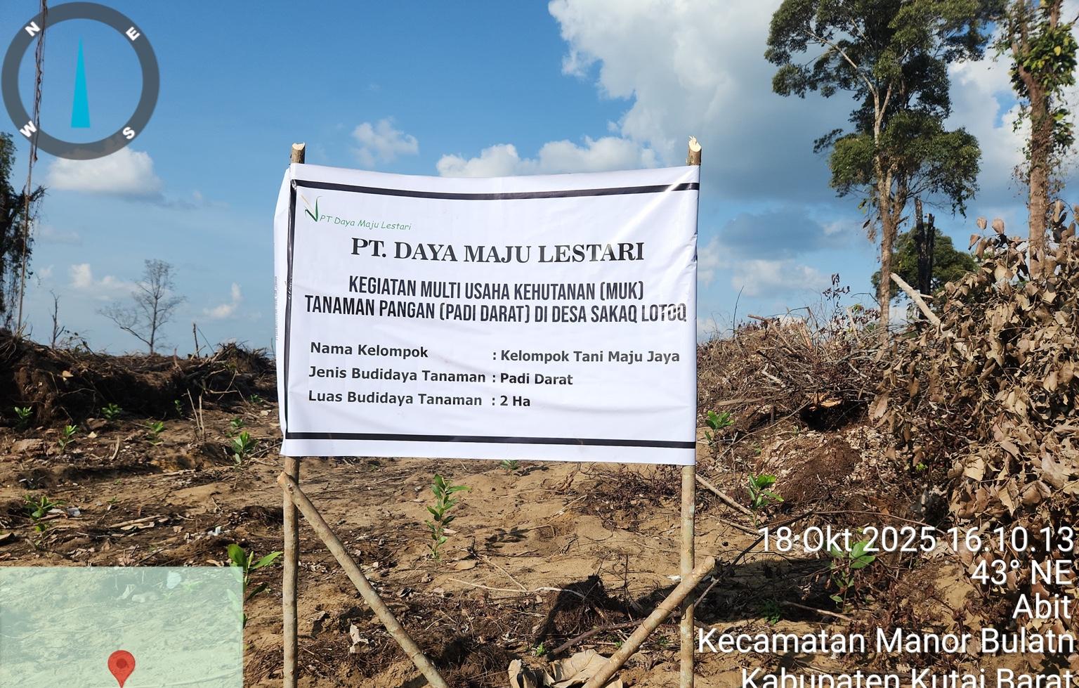 Spanduk program Multi Usaha Kehutanan (MUK) PT Daya Maju Lestari di Desa Sakaq Lotoq, Kecamatan Mook Manaar Bulatn, Kutai Barat, Kalimantan Timur. (Istimewa)